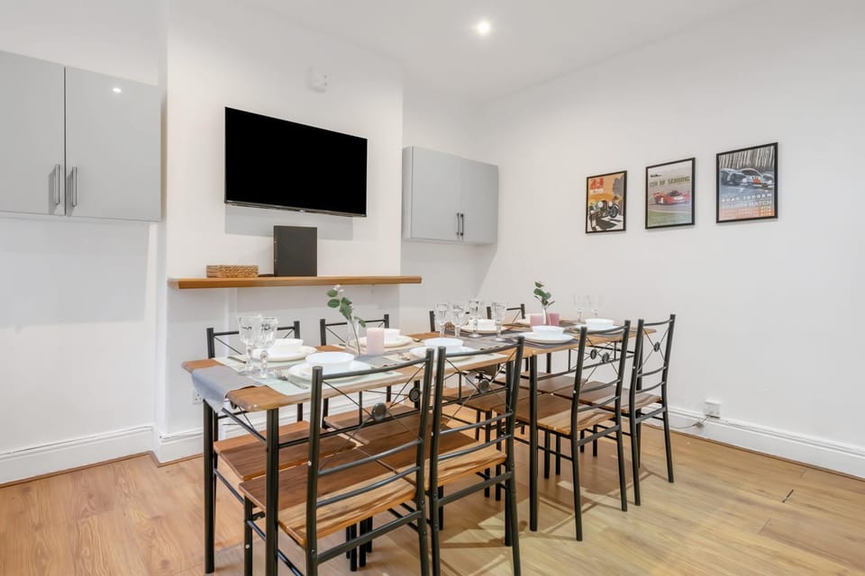 Perfect for Contractors, Free Street Parking Apartment in Nottingham