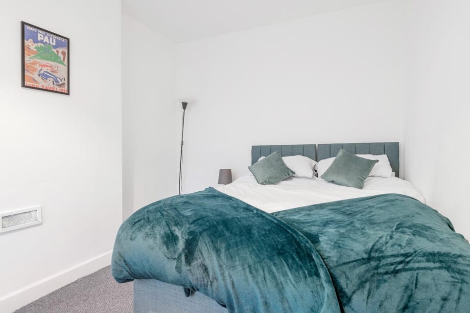 Perfect for Contractors, Free Street Parking Apartment in Nottingham