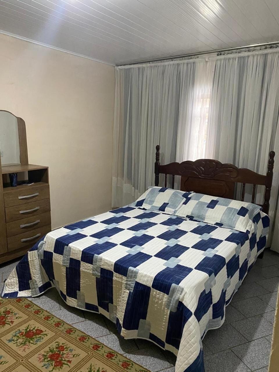 Photo of the whole room, Bedroom