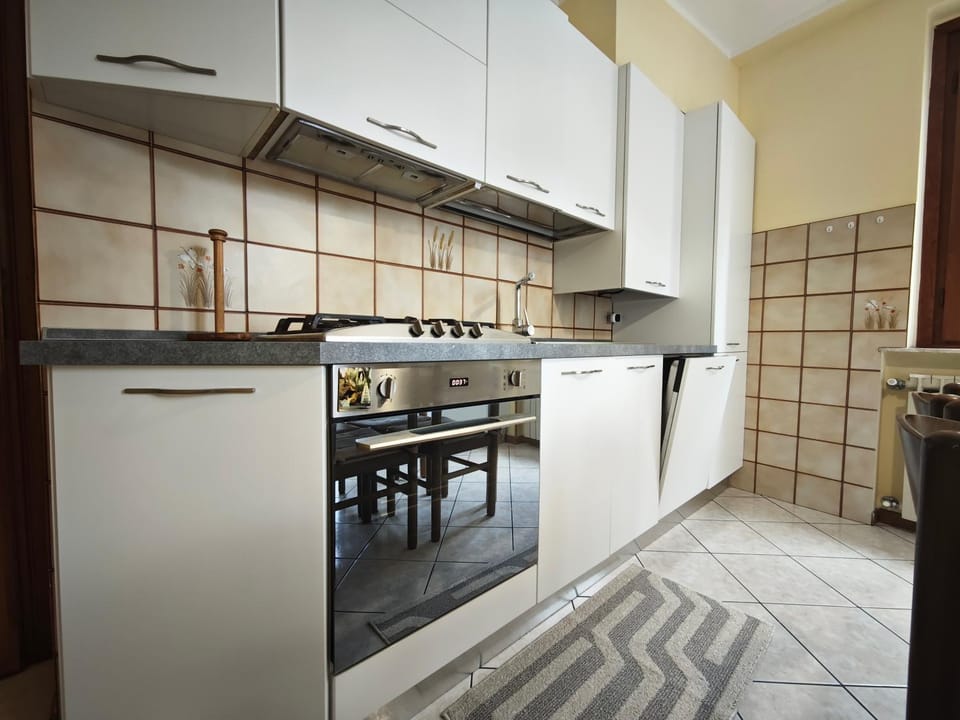 Kitchen or kitchenette, dishwasher, oven