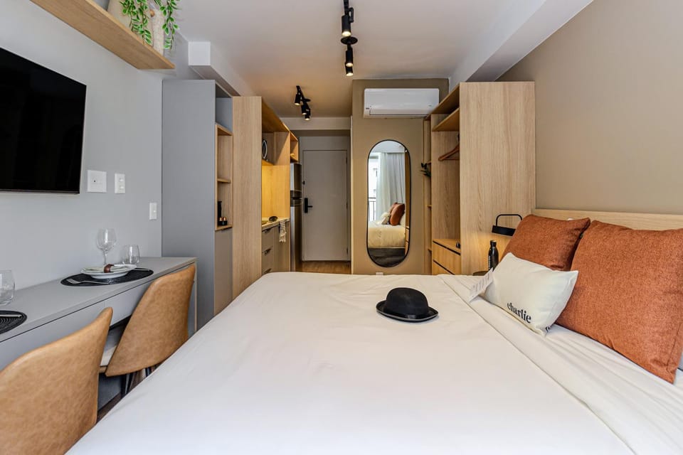 Bed, TV and multimedia, Kitchen or kitchenette, Living room, Photo of the whole room, Seating area, Bedroom, towels, wardrobe, air conditioner