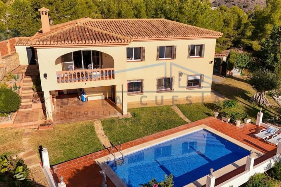 Villa Marietta, private pool villa with sea views and terrace, perfect for families and remote stays Villa in Costa Tropical