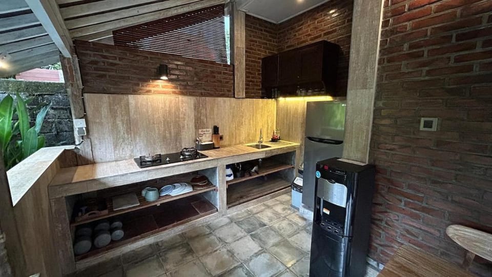 Kitchen or kitchenette, Dining area, stove