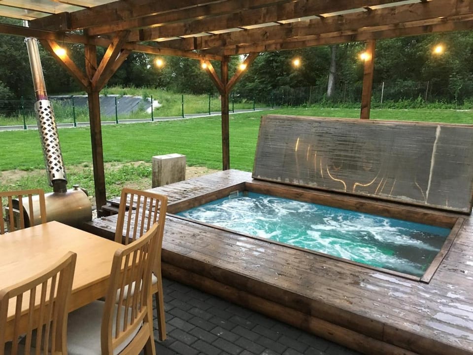 Garden, Hot Tub