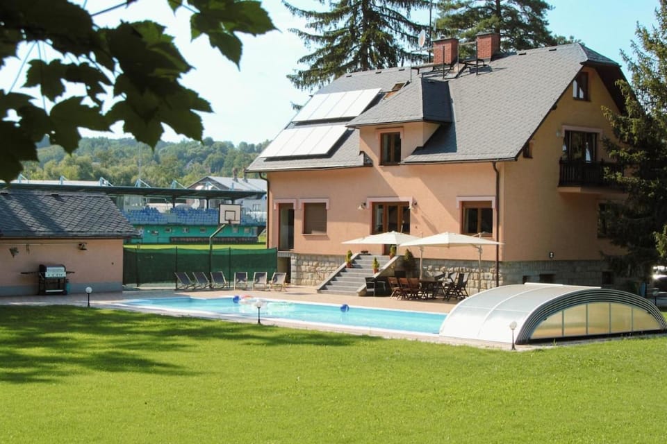 Property building, Day, Garden, Garden view, Swimming pool