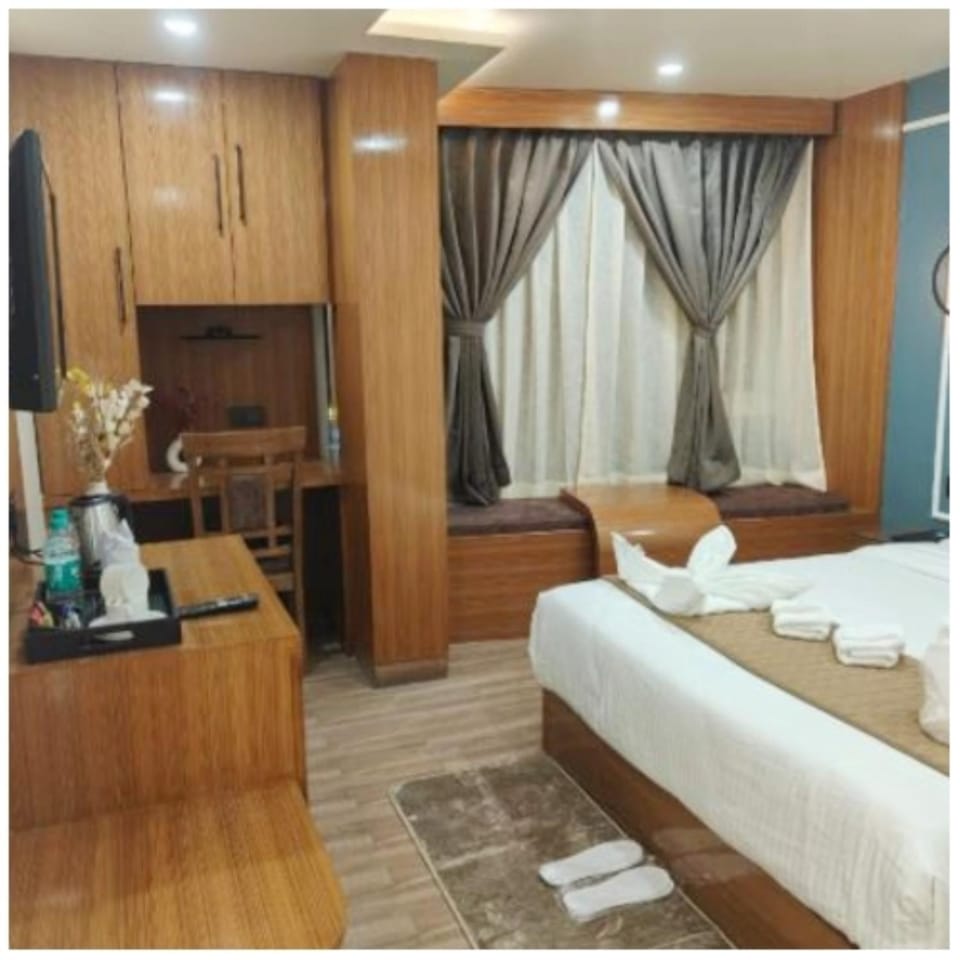 Bed, TV and multimedia, Living room, Photo of the whole room, Seating area, Bedroom, wardrobe