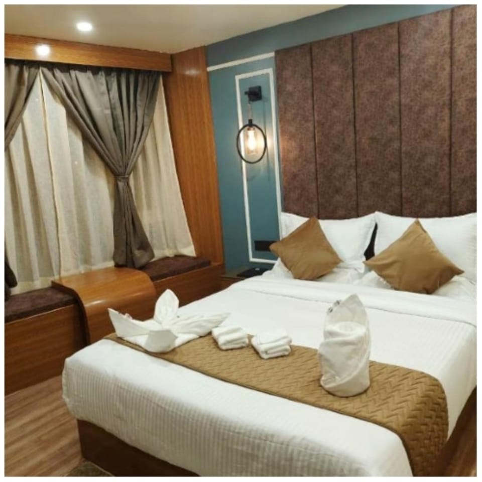 Bed, Living room, Photo of the whole room, Seating area, Bedroom, towels