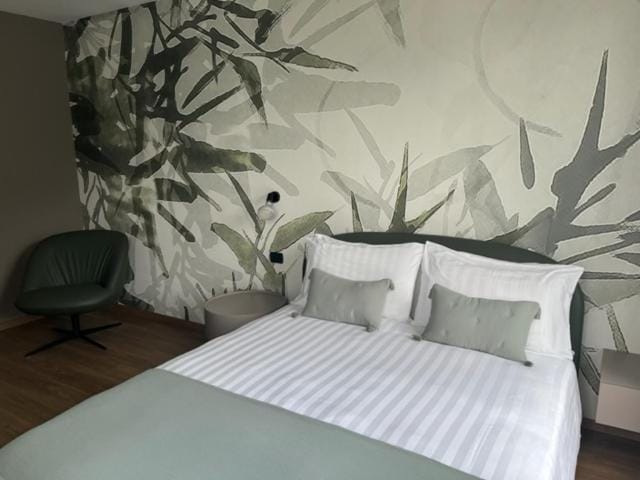 Photo of the whole room, Bedroom