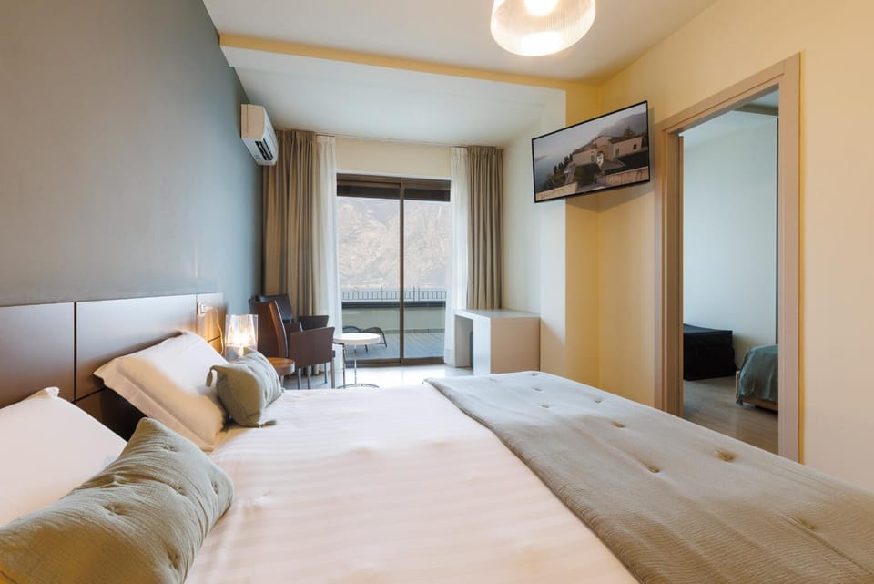 Bed, TV and multimedia, Photo of the whole room, Bedroom