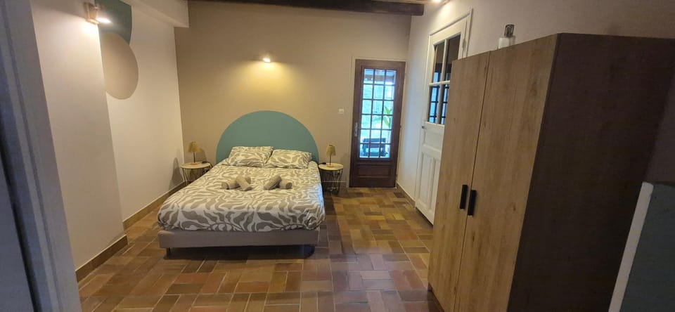 Photo of the whole room, Bedroom