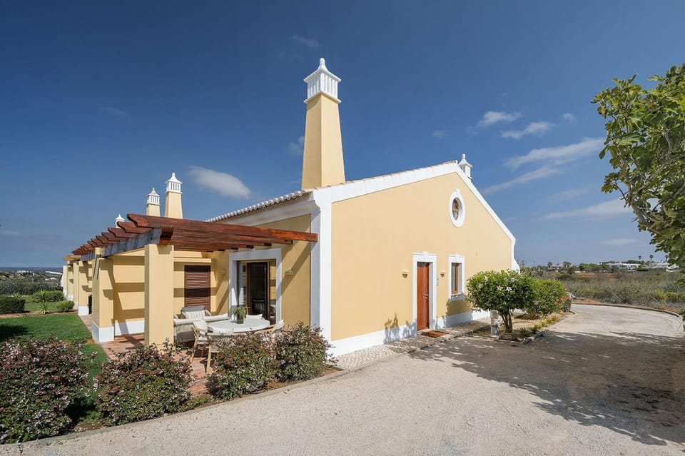 2 bdr Villa with Ocean-View Shared Pool, Luz, Lagos House in Luz