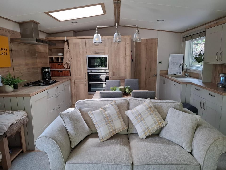Kitchen or kitchenette, Living room, Seating area, Dining area, dishwasher, oven, pet friendly, stove
