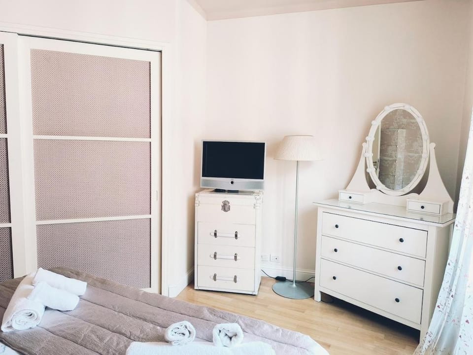 Bed, TV and multimedia, Photo of the whole room, Bedroom, wardrobe