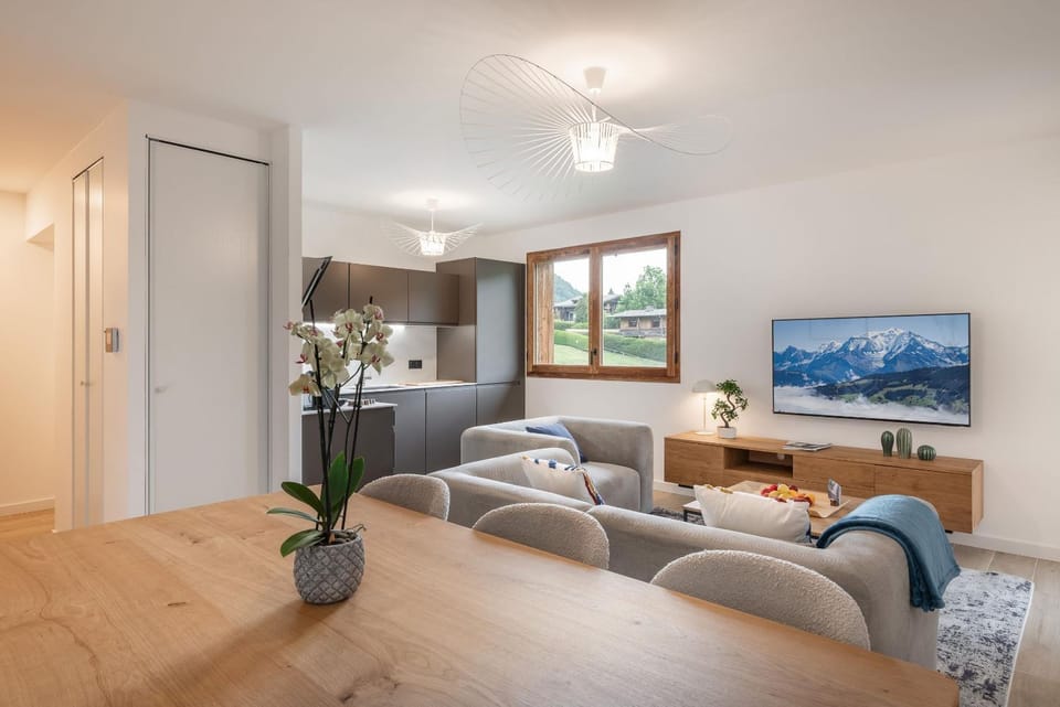 TV and multimedia, Kitchen or kitchenette, Living room, Seating area, Dining area