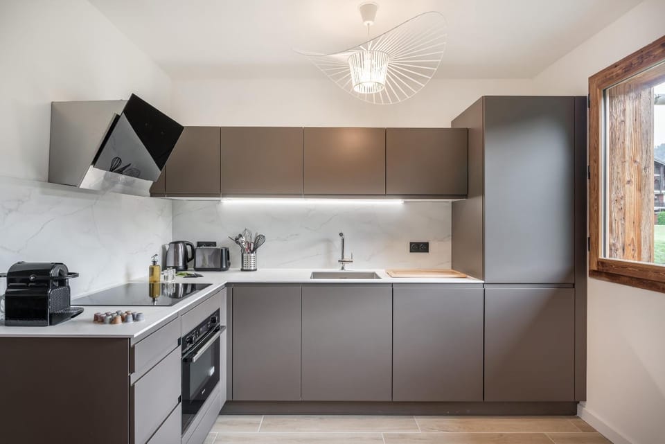 Coffee/tea facilities, Kitchen or kitchenette, dishwasher, oven, stove, toaster