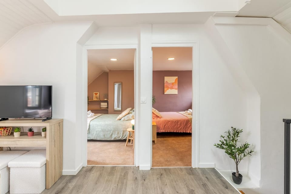 Bed, Photo of the whole room, Bedroom