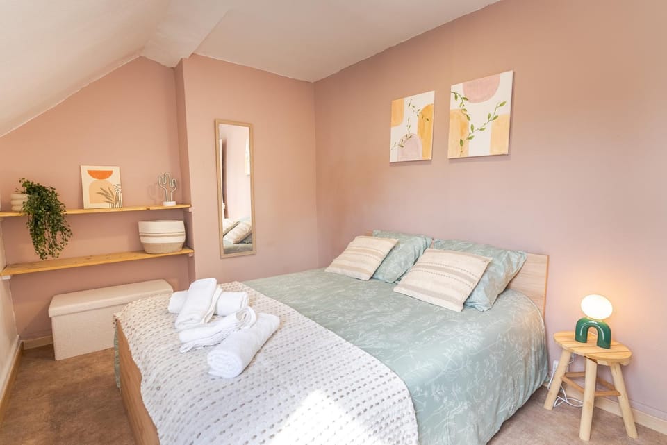 Bed, Photo of the whole room, Bedroom, towels