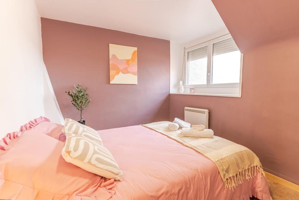 Bed, Photo of the whole room, Bedroom, towels