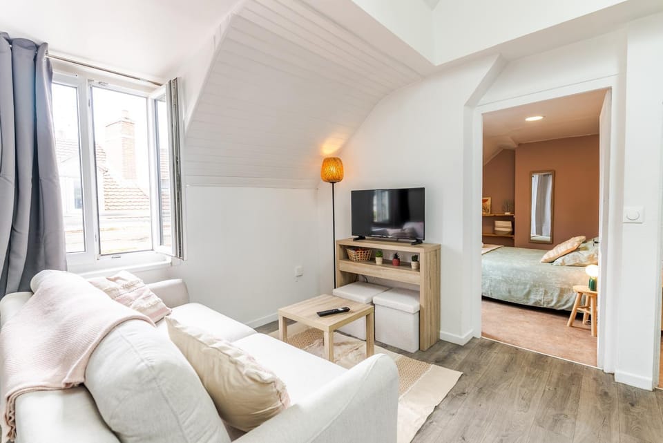 Bed, TV and multimedia, Living room, Seating area, Bedroom