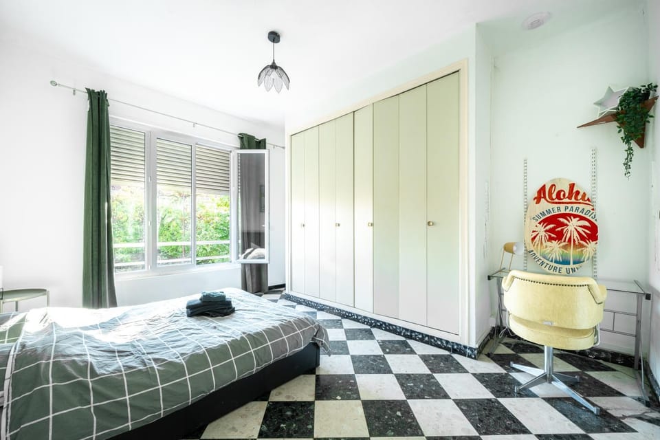 Photo of the whole room, Bedroom