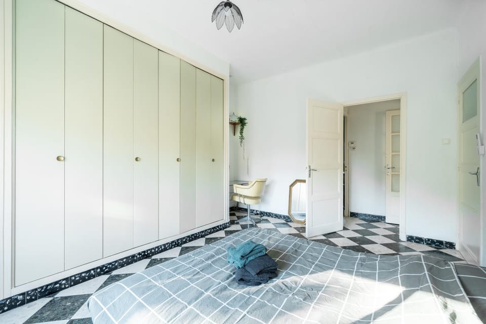 Photo of the whole room, Bedroom