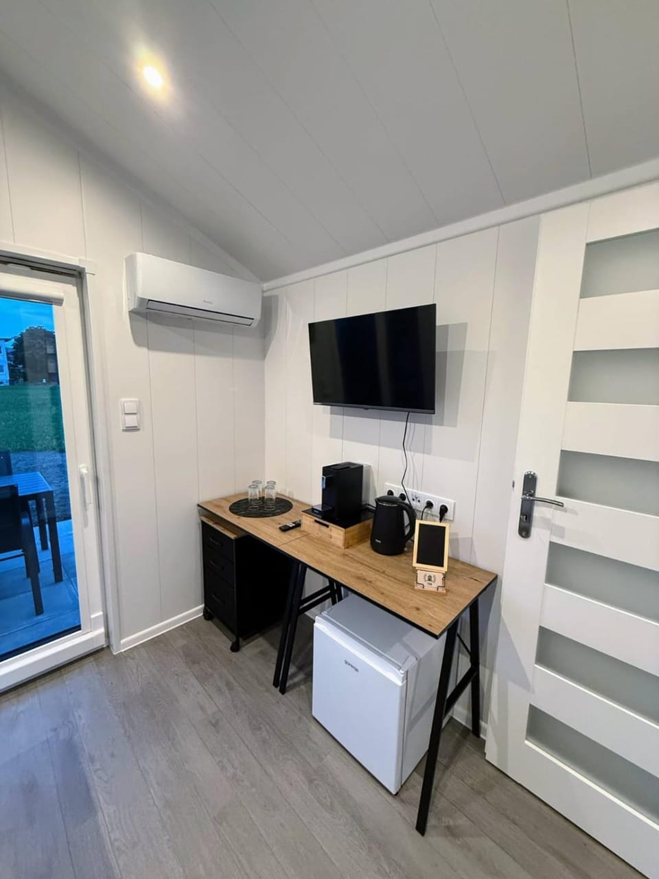 TV and multimedia, air conditioner