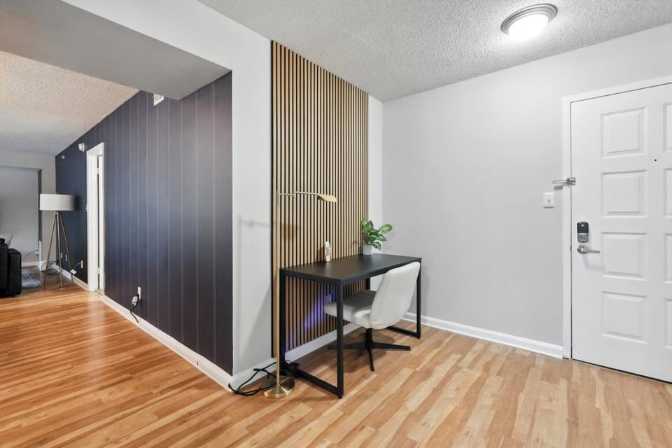 DC Launchpad Sleeps 8 |King Bed, Balcony & Parking Apartment in Crystal City