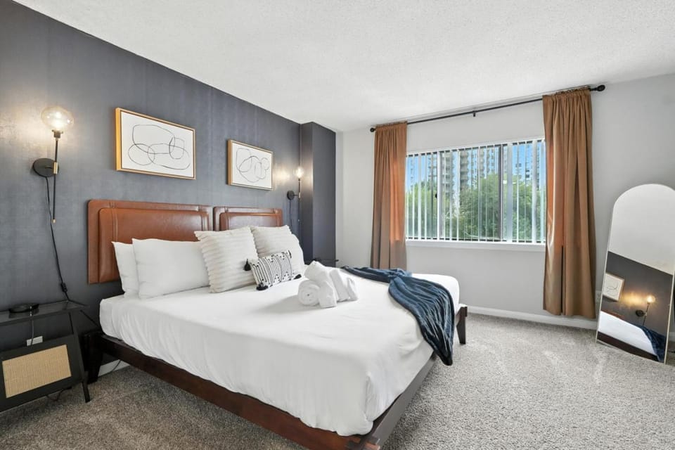 DC Launchpad Sleeps 8 |King Bed, Balcony & Parking Apartment in Crystal City