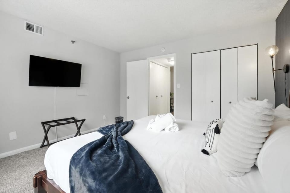 DC Launchpad Sleeps 8 |King Bed, Balcony & Parking Apartment in Crystal City