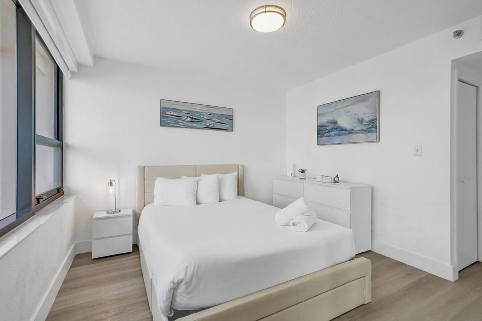Gorgeous Ocean View 3BD Condo in Beachfront Resort 907 Apartment in Miami Beach