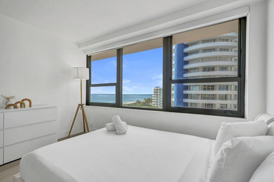 Gorgeous Ocean View 3BD Condo in Beachfront Resort 907 Apartment in Miami Beach