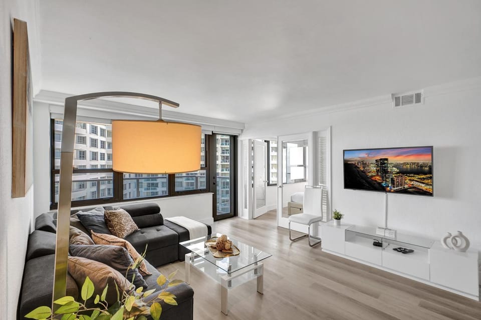 Gorgeous Ocean View 3BD Condo in Beachfront Resort 907 Apartment in Miami Beach