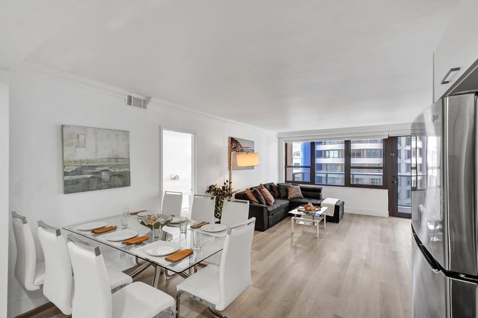 Gorgeous Ocean View 3BD Condo in Beachfront Resort 907 Apartment in Miami Beach