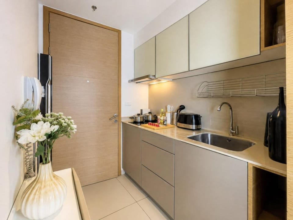 Walk to BTS Ekkamai l Urban Sukhumvit Living l Fast WiFi House in Bangkok