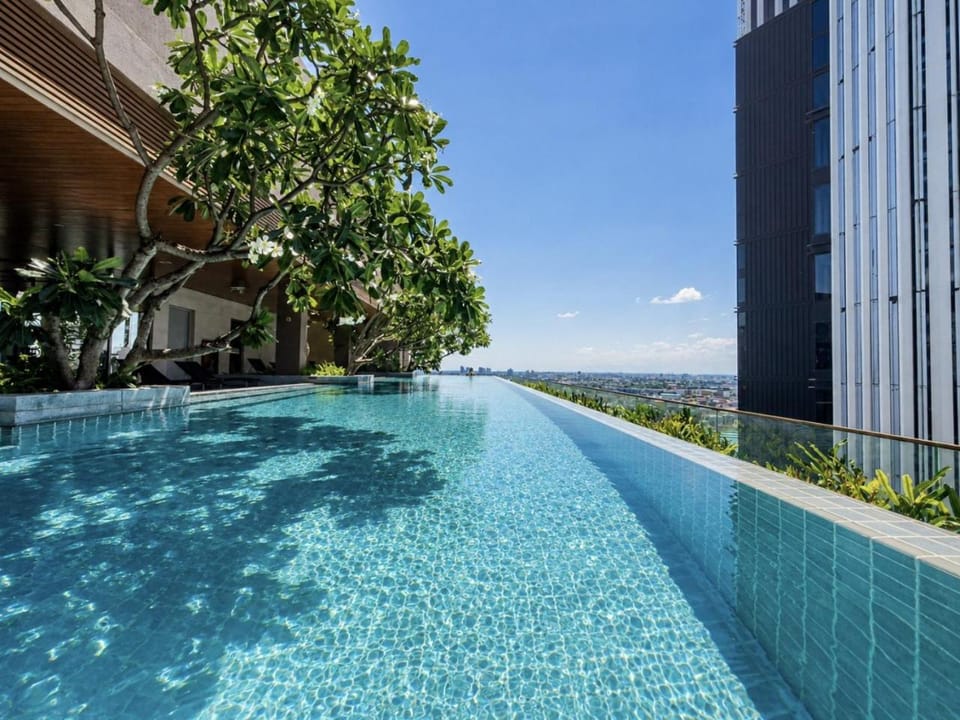 Walk to BTS Ekkamai l Urban Sukhumvit Living l Fast WiFi House in Bangkok