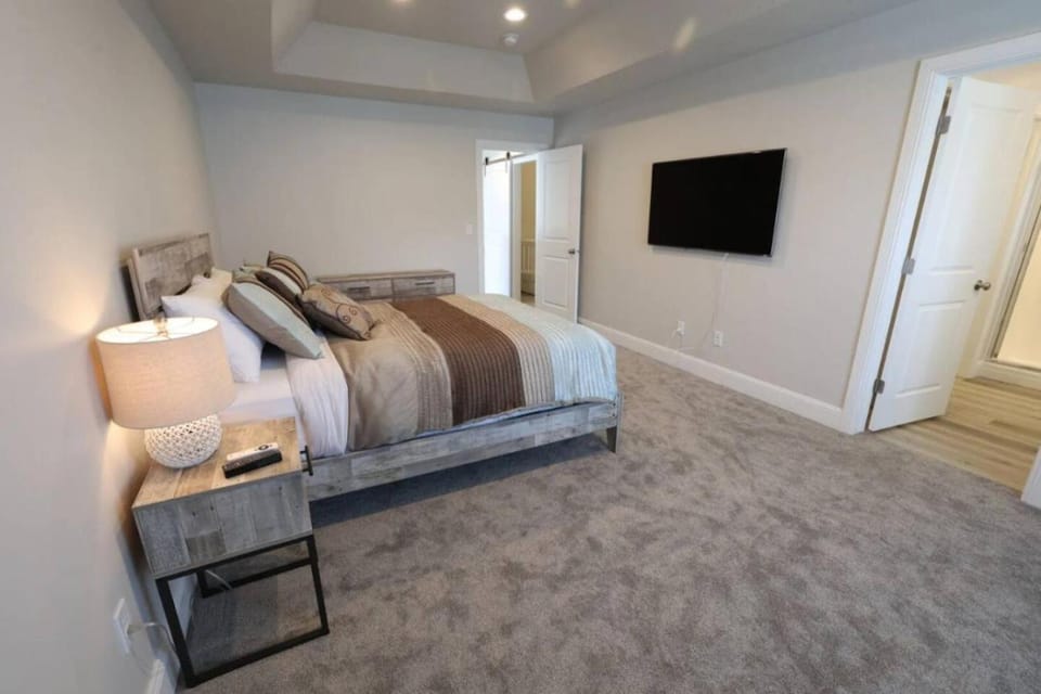 Modern Lake Retreat just Steps to Marina and Adventure House in Garden City
