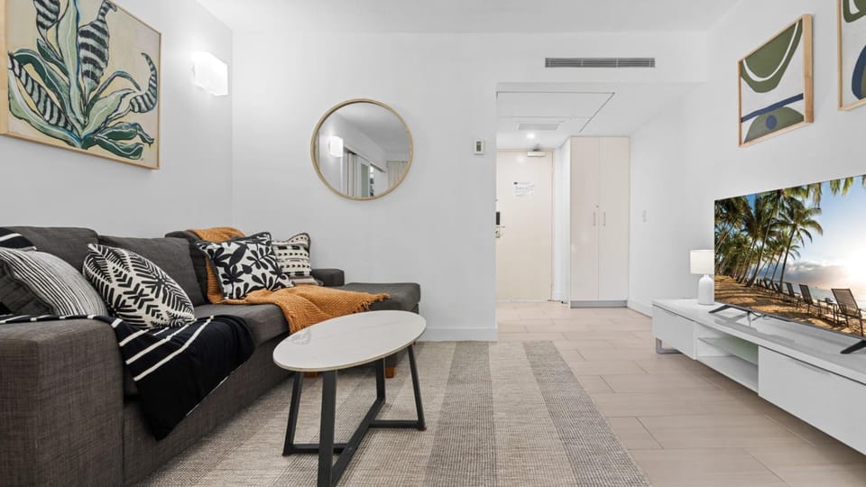 TV and multimedia, Living room, Seating area, air conditioner