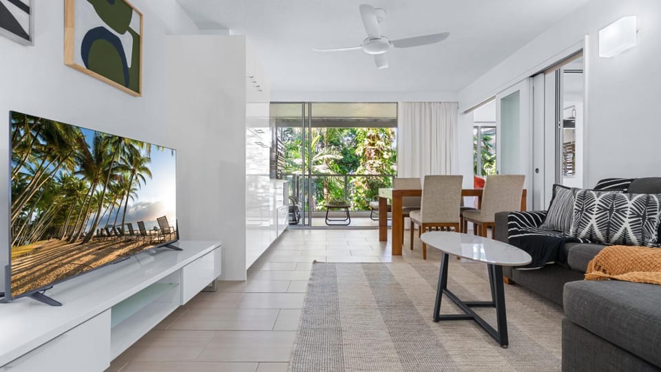 TV and multimedia, Living room, Seating area, Dining area