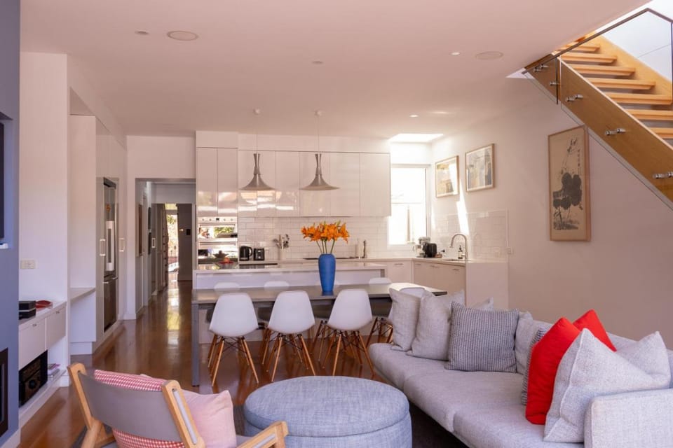 Kitchen or kitchenette, Living room, Seating area, Dining area