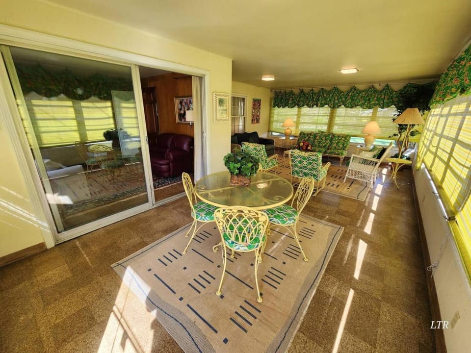 Your Home Away from Home Sleeps 12 Fully Equipped House in Youngstown