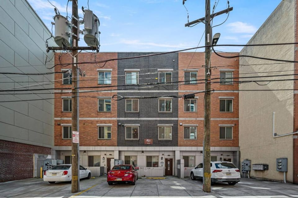 New Modern Apt in Chinatown Parking Available Apartment in Philadelphia