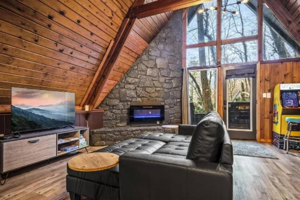 Smoky Hearth Retreat Pool Hot Tub Games MORE House in Gatlinburg