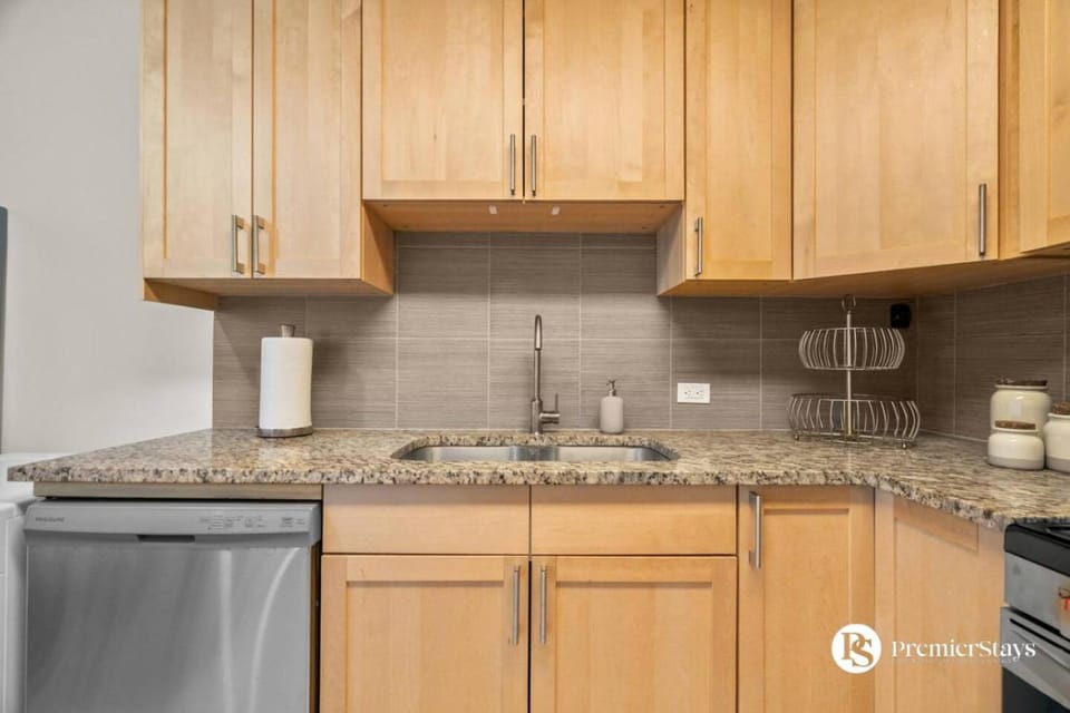 Downtown 17th Ave Lifestyle with Secure Parking and AC Apartment in Calgary