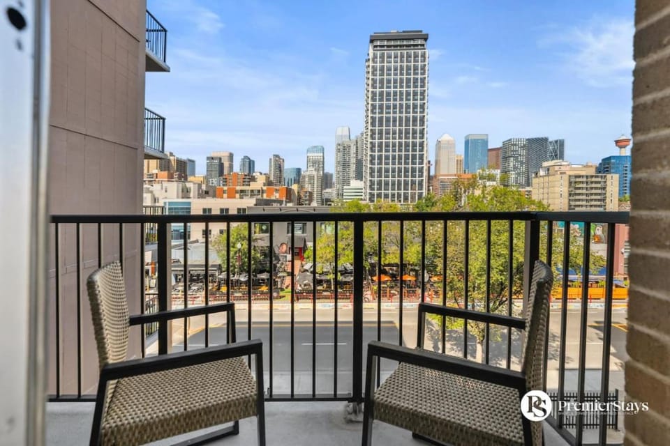 Downtown 17th Ave Lifestyle with Secure Parking and AC Apartment in Calgary