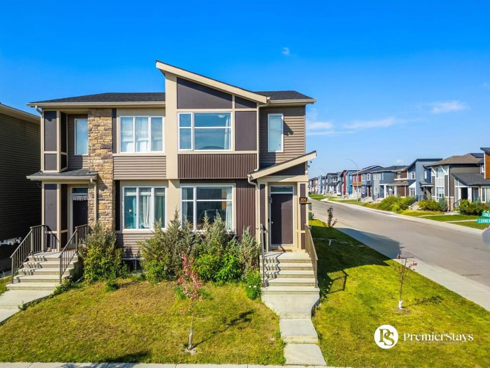 Near Calgary Airport Stylish House with Central AC King Bed Sleeps 6 House in Calgary