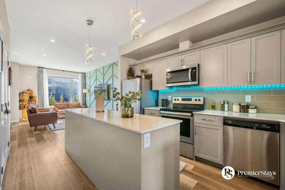 Near Calgary Airport Stylish House with Central AC King Bed Sleeps 6 House in Calgary
