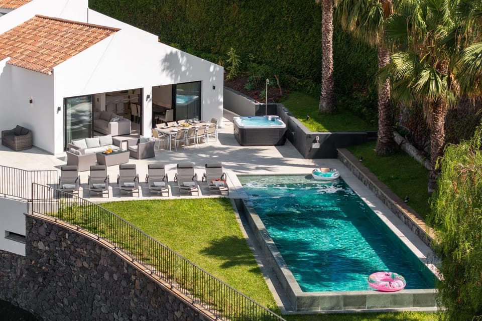 Patio, Day, Garden, Swimming pool, sunbed