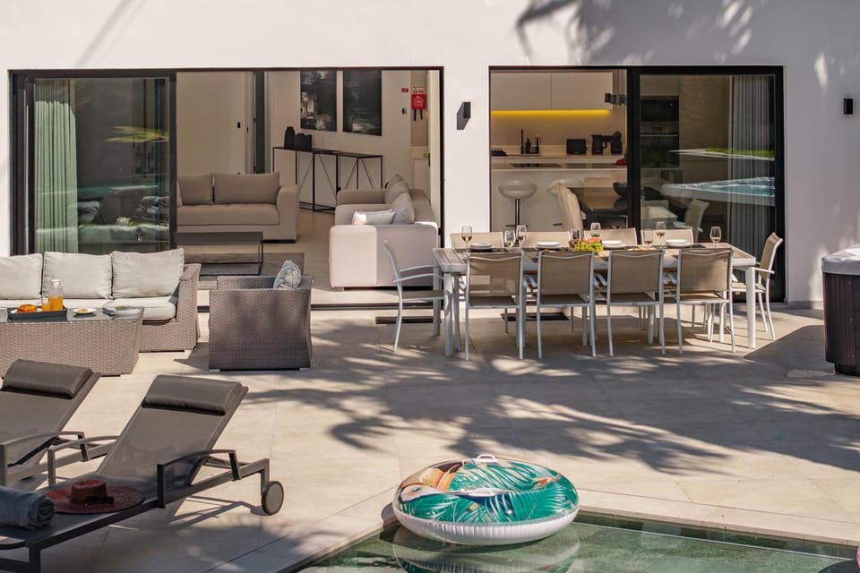 Patio, Day, Living room, Seating area, Swimming pool, sunbed