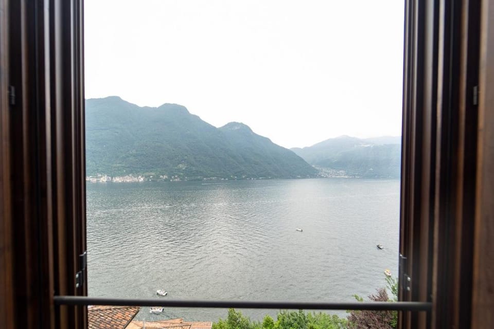 Lakefront apartment with a view, parking and swimming pool Apartment in Canton of Ticino