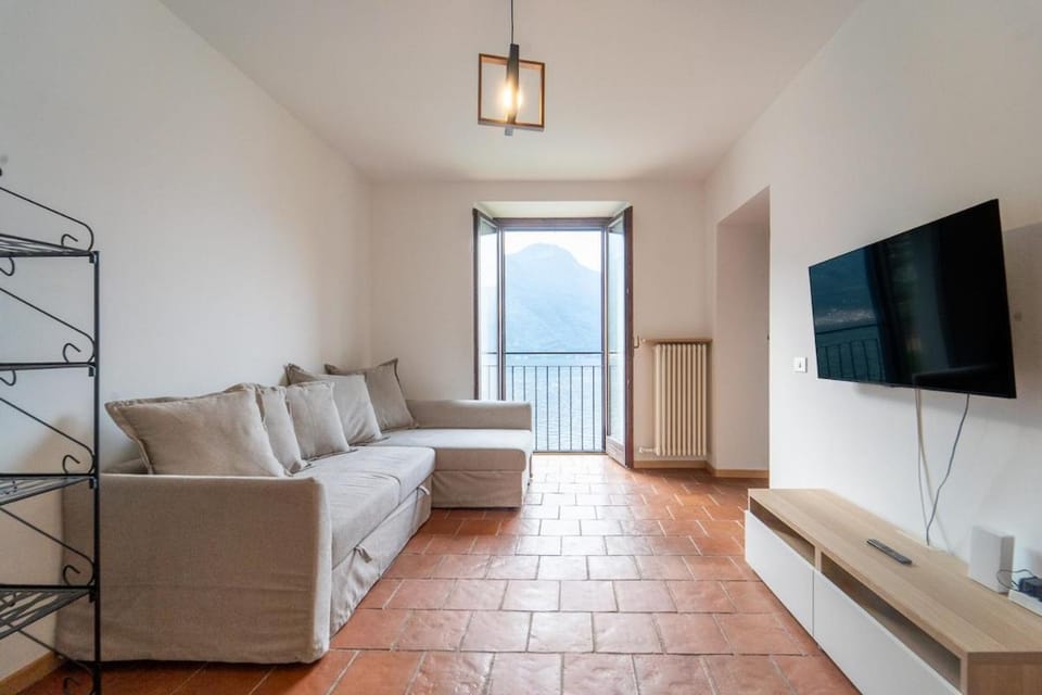 Lakefront apartment with a view, parking and swimming pool Apartment in Canton of Ticino
